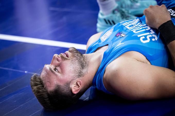 Luka Dončić vsako tekmo prejme veliko udarcev. | Foto: Vid Ponikvar