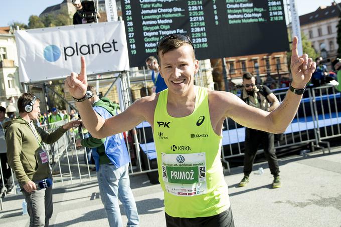 Smejalo se je tudi Primožu Kobetu, ki se je, kot je dejal, v "penzionističnem" slogu kot edini Slovenec na maratonski razdalji spustil pod mejo dveh ur in 30 minut. Dober nastop mu je prinesel naslov državnega prvaka v maratonu. | Foto: Ana Kovač