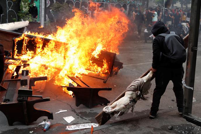 demonstracije protesti Čile Santiago | Demontranti med drugim plenijo cerkve in zažigajo dragocenosti. | Foto Reuters