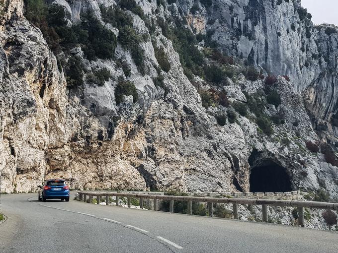 Na cestah, kjer se podijo tudi reli dirkalniki, smo preganjali fiesto ST. Športna mladenka se je izkazala z odličnimi voznimi lastnostmi, ki jih na novo raven dvigujeta delna sprednja zapora diferenciala in spremenjeno vzmetenje. | Foto: Gašper Pirman