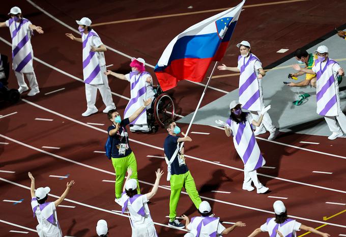 V slovenski ekipi v Tokiu je od športnikov le še Tim Žnidaršič Svenšek. Mladi plavalec, ki je letos prvič nastopil na tako velikem tekmovanju, je bil tako tudi slovenski zastavonoša. | Foto: Vid Ponikvar