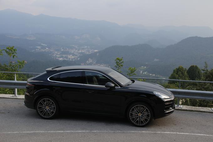 Porsche cayenne coupe turbo s 550 konji pozira na cesti med Preboldom in Trbovljami. | Foto: Aleš Črnivec