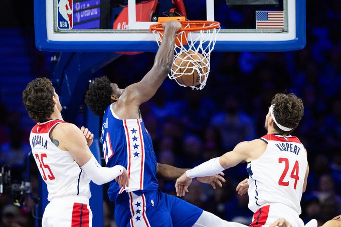 Joel Embiid je ob metu iz igre 17/25 dosegel 48 točk. Ob tem je bil nezgrešljiv s črte prostih metov (14/14). | Foto: Reuters