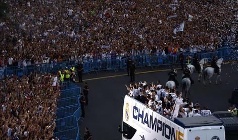 Real Madrid z lovoriko najprej v cerkev, nato na sprejem #video