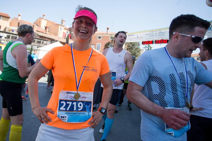 Jasmina Kozina Praprotnik je bila navdušena nad traso teka na 21 km. "Če sta štart in cilj na istem mestu, si dvakrat nagrajen z aplavzom," je povedala v cilju. O dokaj visokih temperaturah pa: Kot bi šlo za hitro aklimatizacijo za poletje. | Foto: Urban Urbanc/Sportida