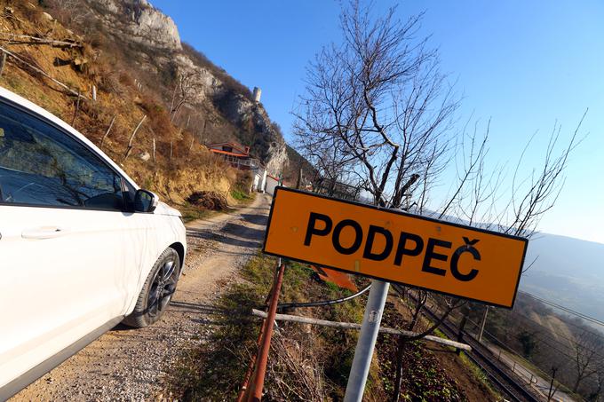 Makadamska cesta se z železniškim tirom sreča v vasici Podpeč. V njej je cesta med hišami tako ozka, da gre večji osebni avtomobil komaj mimo njih. | Foto: Gregor Pavšič