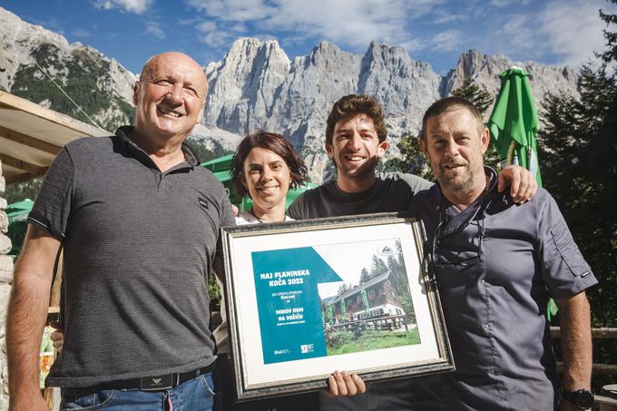 Del ekipe, ki skrbi za kulinariko in postrežbo na Mihovem domu na Vršiču: Jože, Petra, Aljaž in Aleš Štefe. | Foto: Bojan Puhek