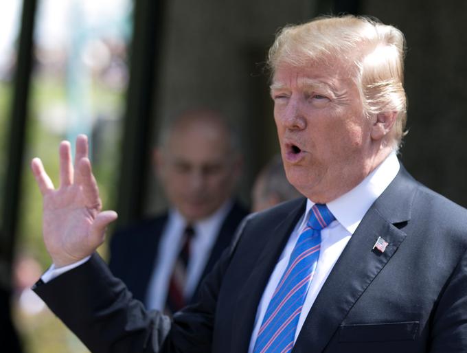 Ameriški predsednik Donald Trump je prejšnji teden podpisal ukaz proti ločevanju otrok od staršev na ameriško-mehiški meji. | Foto: Reuters