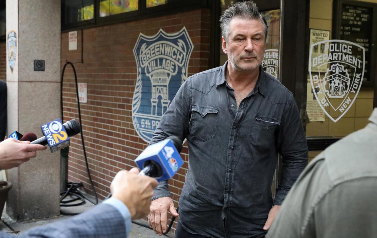 Alec Baldwin | Ko je zapuščal policijsko postajo, je ignoriral vse novinarje. | Foto Reuters