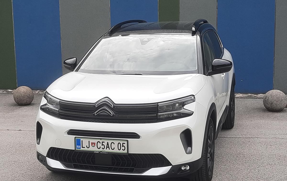 Citroen C5 aircross | Žarometi LED Vision so skriti med dnevnimi lučmi. Bleščeče črn trak povezuje svetlobni enoti in Citroënovi strešici vmes. | Foto Aleš Črnivec