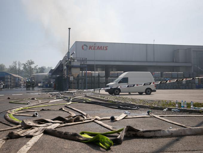 Nanut je danes povedal, da se zaveda, da veliko ljudi na Vrhniki še naprej ostaja nenaklonjenih Kemisu in vztrajajo, da se mora podjetje odseliti. A dodaja, da "z nekim strpnim dialogom se bomo poskušali pogovarjati z Vrhničani, z vsemi zainteresiranimi stranmi. In tudi s svojimi dejanji, med njimi tudi s to sanacijo, dokazati, da smo odgovorni ne le lastniku, ampak tudi Vrhničanom in poslovnim partnerjem ter da bomo stvari izpeljali, kot je treba". | Foto: STA ,