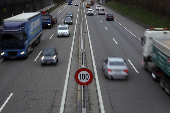 Švica avtocesta | Na švicarskih cestah veljajo zelo ostre kazni za prekoračitve hitrosti in preostale prekrške. | Foto Reuters