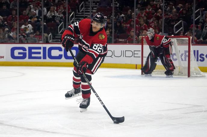 Caleb Jones, Chicago Blackhawks | Vratar Arizone Karel Vejmelka je zbral 30 obramb. | Foto Reuters