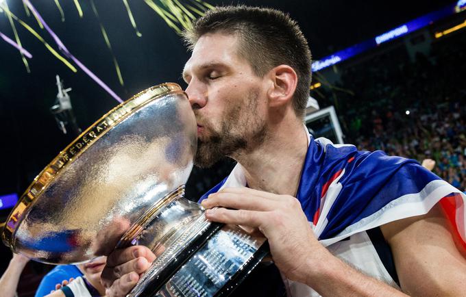 Gašper Vidmar je leta 2017 takole dvignil pokal za naslov evropskega prvaka. | Foto: Vid Ponikvar