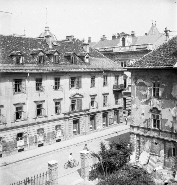 Ozadje hiše iz leta 1957. | Foto: Dušan Gostinčar, hrani: MNZS