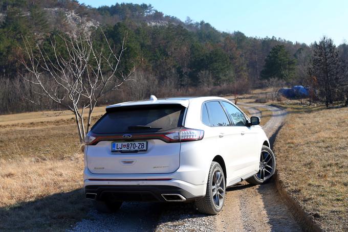 Cesta se rahlo spušča in zapelje v pravo brezčasno pokrajino. | Foto: Gregor Pavšič