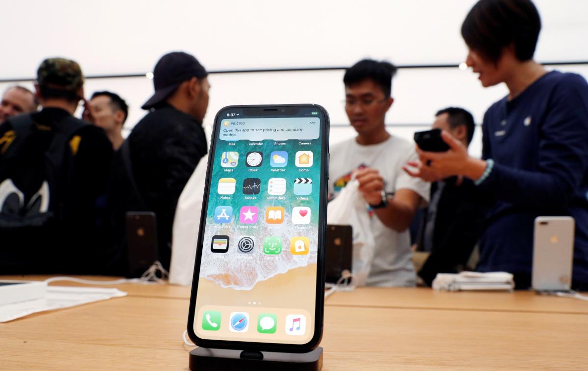 iPhone X | Vse kaže na to, da bodo novi pametni telefoni iPhone letos sledili oblikovnemu zgledu, ki ga je lani postavil iPhone X (na fotografiji). | Foto Reuters