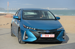 Toyota prius plug-in hybrid: z električnim kablom do realnih treh litrov porabe