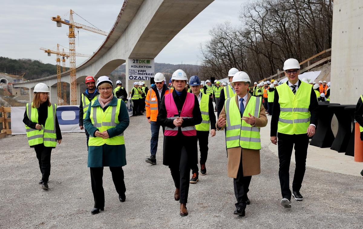 Viadukt Vinjan, drugi tir | Po besedah ministrice Bratušek je viadukt Vinjan prvi železniški viadukt v Sloveniji, ki se je gradil s tehnologijo prosto konzolne gradnje. Na tak način je bil sicer zgrajen avtocestni viadukt Črni Kal. | Foto STA