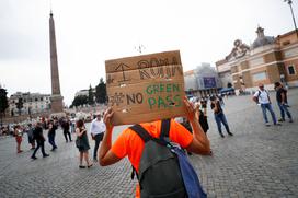 gostinci protest Rim covidna potrdila