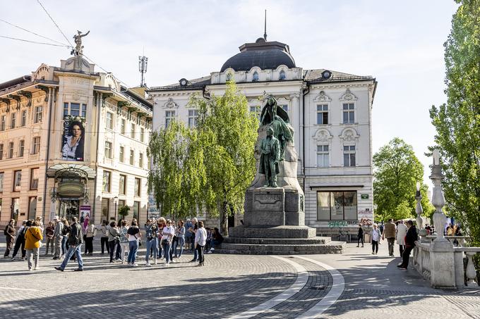 Turo Po sledeh gora v Ljubljani začnemo pred spomenikom Franceta Prešerna. Tudi on je rad zahajal v hribe, še posebej na Šmarno goro.  | Foto: Ana Kovač