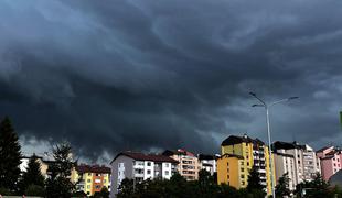 Jutri možne močnejše nevihte s točo in razlivanje vodotokov