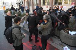 Pred beograjsko mestno skupščino pretep med protestniki in varnostniki #video