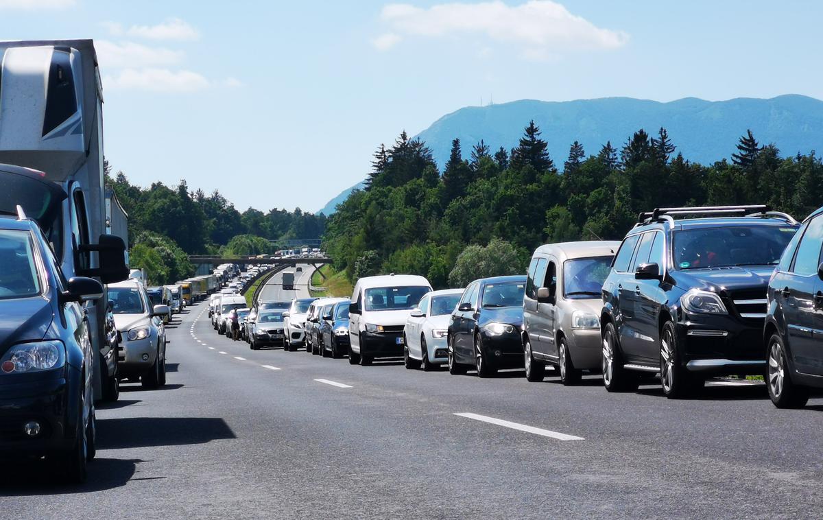 Zastoj primorska avtocesta | V zastoju vedno pustite dovolj prostora za prehod intervencijskih vozil.  | Foto STA