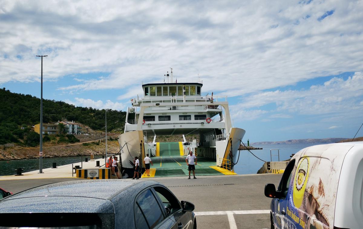 trajekt | Trajekt bo na liniji Split–Vela Luka plul vsak dan. V času plovbe bodo potniki lahko poslušali Dragojevićeve pesmi, v salonu na trajektu pa je obešen plakat z glasbenikom in verzi iz pesmi Anđele moj. (Fotografija je simbolična.) | Foto STA