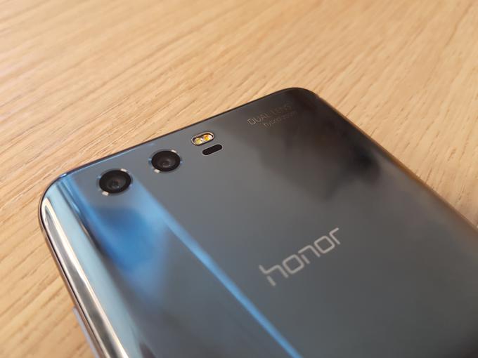 Tudi zadnja kamera telefona Honor 9, ki je dvojna in ima ločljivost 12 milijonov pik na barvnem in 20 milijonov pik na monokromatskem senzorju, je lepo vdelana v ohišje, zato ne izstopa in ne posega v oblikovno skladnost Honorja 9. | Foto: Srdjan Cvjetović