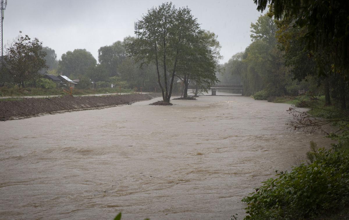 Visoka voda, poplave, dež, padavine. | "Jutri bo v 24 urah na vzhodu države padla velika količina dežja, ponekod kar polovica mesečne ali celo celomesečna povprečna količina padavin za maj," napoveduje meteorolog Branko Gregorčič.  | Foto Bojan Puhek