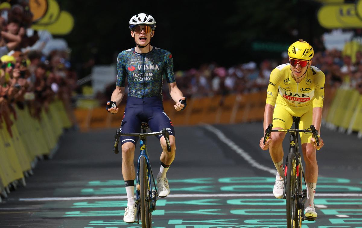 Jonas Vinegaard, Tadej Pogačar, TDF 2024, 11. etapa | Jonas Vinegaard je v ciljnem sprintu šele druge gorske etape letošnjega Toura premagal Tadeja Pogačarja in Slovencu poslal grozeče sporočilo pred najtežjimi etapami dirke.  | Foto Reuters