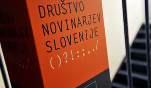 Nagrada čuvaj za življenjski prispevek v roke novinarja Borisa Šuligoja