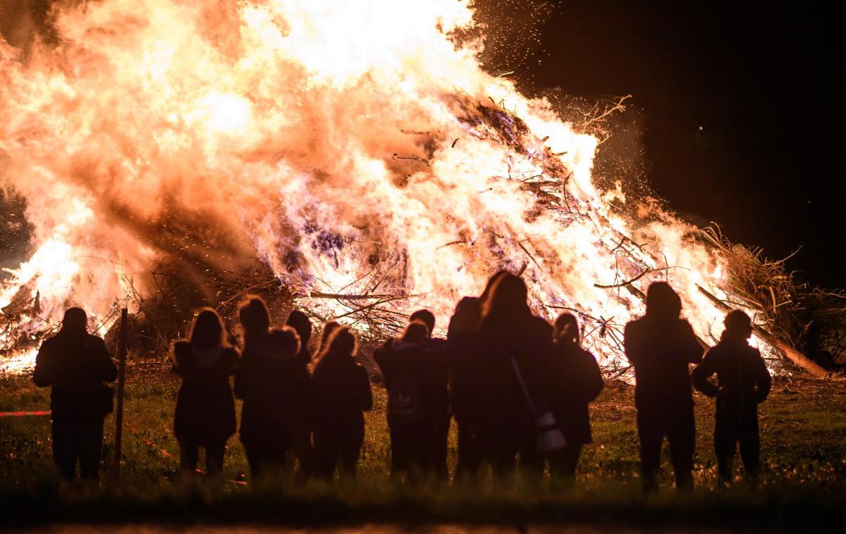 Kres, Ruše | Takole spektakularno je v torek zvečer gorelo v Rušah. | Foto STA