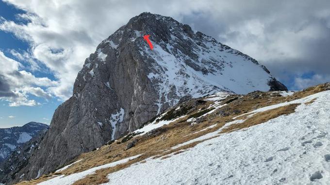 Rdeča puščica označuje mesto, kjer je Šerkezi našel in od koder je rešil pogrešanega štirinožca. | Foto: Matjaž Šerkezi