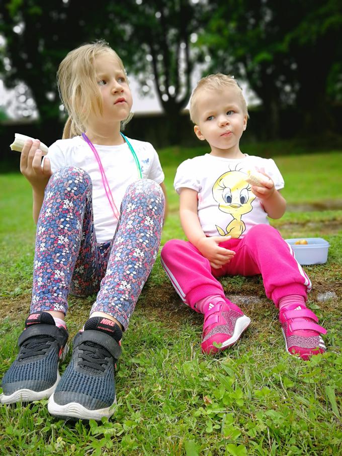 Ema s svojo starejšo sestro Mio. | Foto: Osebni arhiv