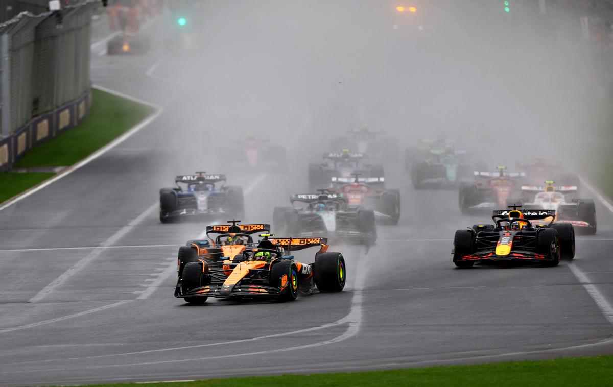 Melbourne Lando Norris Oscar Piastri McLaren | Lando Norris in Oscar Piastri sta v prvem zavoju zadržala prvi dve mesti, pred drugim pa je Max Verstappen Avstralca že prehitel. | Foto Reuters