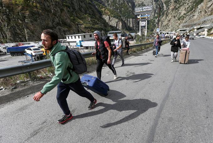 Ruski državljani prejšnji teden med vstopom v Gruzijo, ki je ob Kazahstanu priljubljeno zatočišče pred vojaško mobilizacijo.  | Foto: Reuters