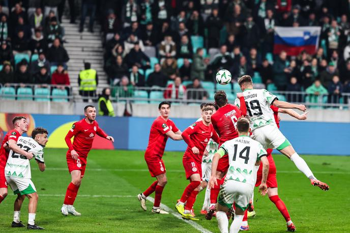 konferenčna liga NK Olimpija Larne Ivan Durdov | Trenutek, ko je Ivan Durdov dosegel gol z glavo za vodstvo Olimpije z 1:0 | Foto Aleš Fevžer