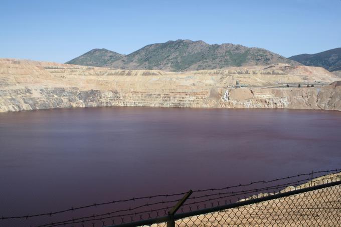 Do jezera Berkeley Pit ne more priti vsak, saj je zaščiteno z visoko ograjo. | Foto: Thinkstock