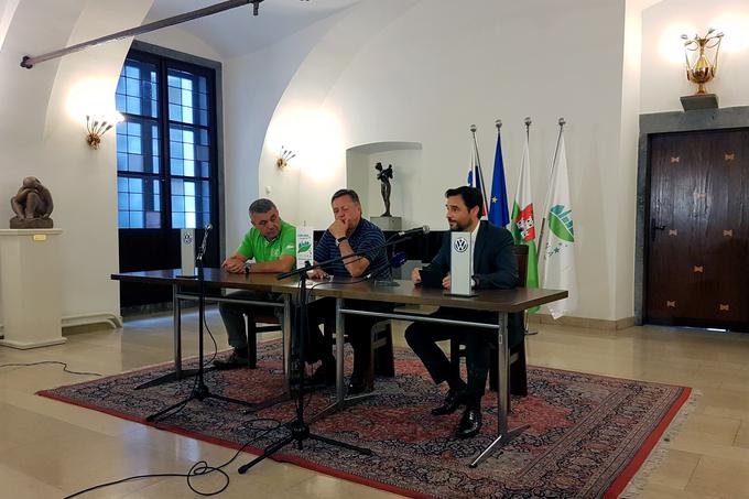 Direktor LPP Peter Horvat, župan Ljubljane Zoran Janković in generalni direktor podjetja Porsche Slovenjia Danilo Ferjančič | Foto: Jure Gregorčič