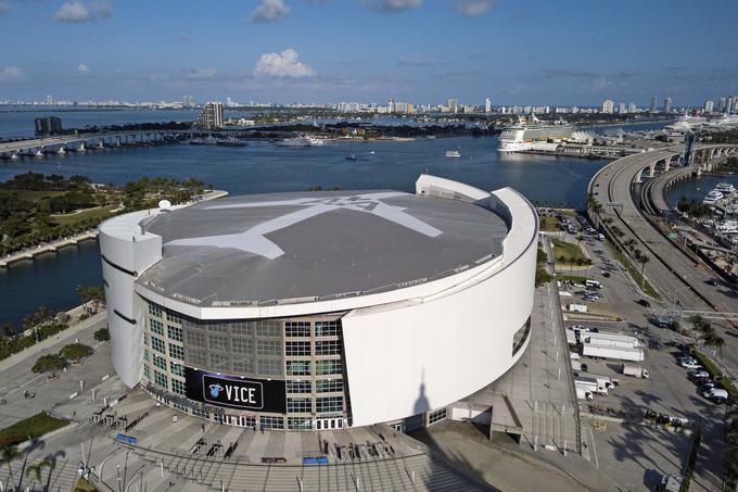 Marčevsko tekmo lige NBA v dvorani American Airlines Arena naj bi si v živo ogledalo več kot tisoč, po nekaterih podatkih celo dva tisoč Slovencev.  | Foto: Reuters