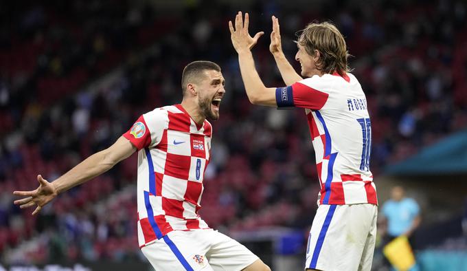 Mateo Kovačić in Modrić se veselita vodstva Hrvaške z 2:1. | Foto: Guliverimage/Vladimir Fedorenko