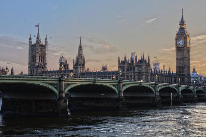 Big Ben London | Otroška paraliza je pri majhnih otrocih pogosto blaga. Simptomi, ki se pojavijo od tri do pet dni po okužbi, vključujejo splošno slabo počutje, blago zvišano telesno temperaturo, glavobol, vneto grlo in bruhanje. Otrok običajno okreva v od 24 do 72 urah. | Foto Pexels