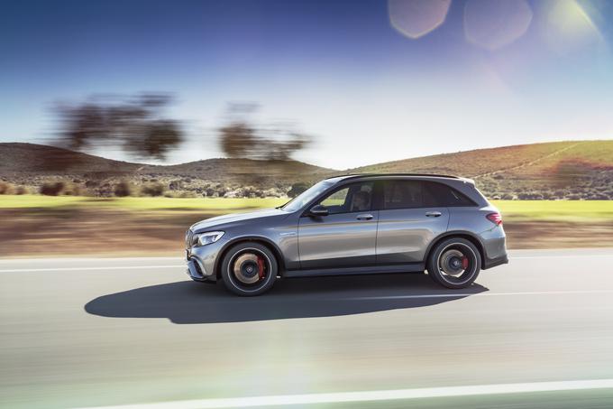 GLC 63 4MATIC+ je serijsko opremljen z 19-palčnimi platišči v titanovo sivi barvi, na katerih so gume dimenzij 235/55 R 19 (spredaj) in 255/50 R 19 (zadaj). Še nekoliko zmogljivejši GLC 63 S 4MATIC+ se ponaša z 20-palčnimi platišči ter gumami dimenzij 265/45 R 20 (spredaj) in 295/40 R 20 (zadaj). Za najzahtevnejše so na voljo tudi 21-palčna platišča z gumami 265/40 R 21 na sprednji osi in z orjaškimi valjarji dimenzij 295/35 R 21 na zadnji osi. | Foto: Mercedes-Benz