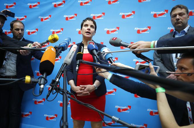 Frauke Petry, ki je sopredsednica AfD, se je odpovedala glavni strankini kandidaturi na volitvah za nemški zvezni parlament. A bo visoka noseča 41-letna Petryjeva, ki pričakuje že petega otroka, skušala priti v zvezni parlament kot kandidatka stranke na Saškem. Oče njenega petega otroka je njen drugi mož Marcus Pretzell, ki vodi AfD v zvezni deželi Severno Porenje-Vestfalija. Pred tem je bila Petryjeva poročena s pastorjem Svenom Petryjem, s katerim pa sta se razšla tudi zaradi političnih  razlik. | Foto: Reuters