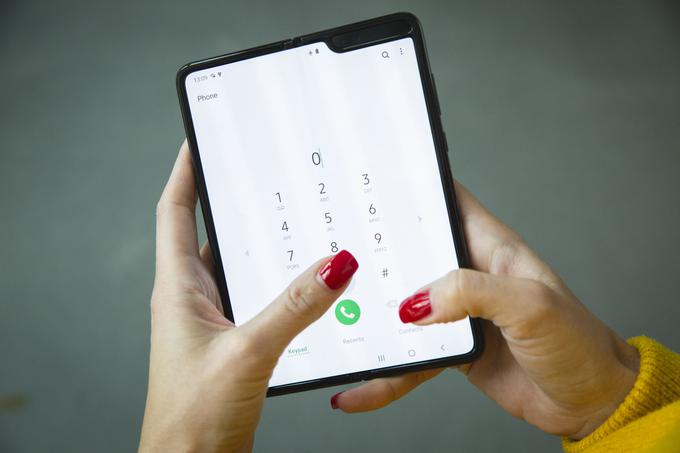 Zaradi pregibnosti pametnega telefona Samsung Galaxy Fold velik zaslon ne more biti iz močnega stekla, temveč je iz polimera, za katerega Samsung opozarja, da zahteva skrbnejšo obravnavo.  | Foto: Bojan Puhek