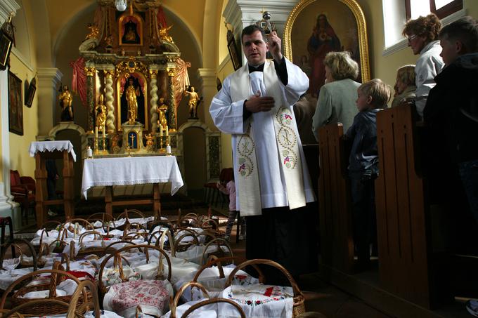 Dan pred veliko nočjo se k blagoslovu nesejo velikonočne jedi. | Foto: Matjaž Rušt