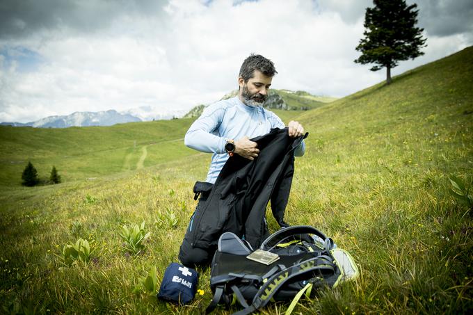 Jeseni opremo v nahrbtniku nujno dopolnite s toplimi oblačili, ki vas bodo zaščitila pred mrazom in močo, svetuje strokovni sodelavec PZS Matjaž Šerkezi.   | Foto: Ana Kovač