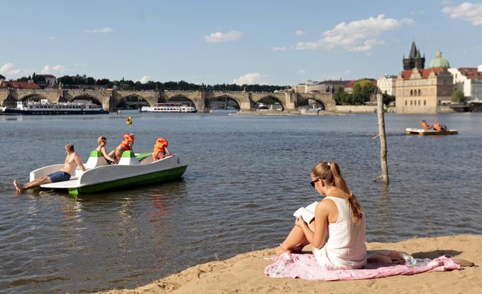 Češka je najbogatejša med višegrajskimi državami. Še zlasti Praga spada med najbogatejša evropska mesta. Češka ima nekaj prednosti pred našo državo. Za razliko od Slovenije je še vedno monetarno suverena, ker ima lastno valuto češko krono. Tudi geografsko leži bližje industrijsko-gospodarskemu osrčju Evrope (to je Južna Nemčija) kot Slovenija.  | Foto: Reuters